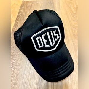 Deus Ex Machina signature logo trucker cap. Black. One size.